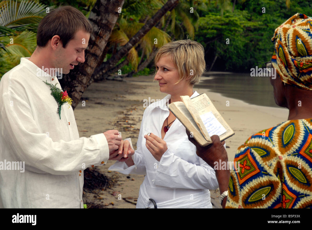 Couple de se marier sur la plage de La Sagasse, Grenade, Caraïbes, Antilles' Banque D'Images