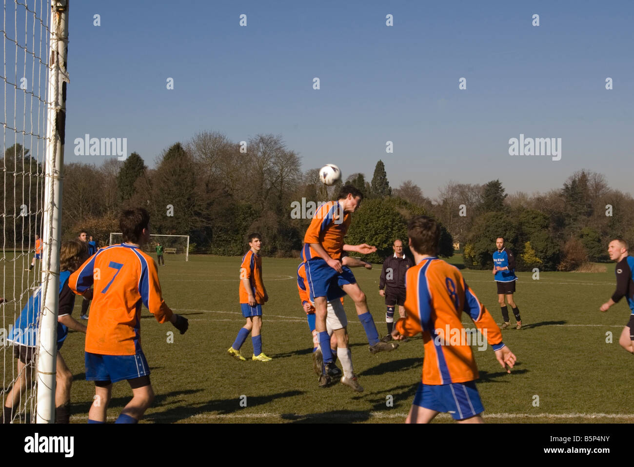 Dimanche Match de football amateur Joueurs de football difficile pour un en-tête Banque D'Images