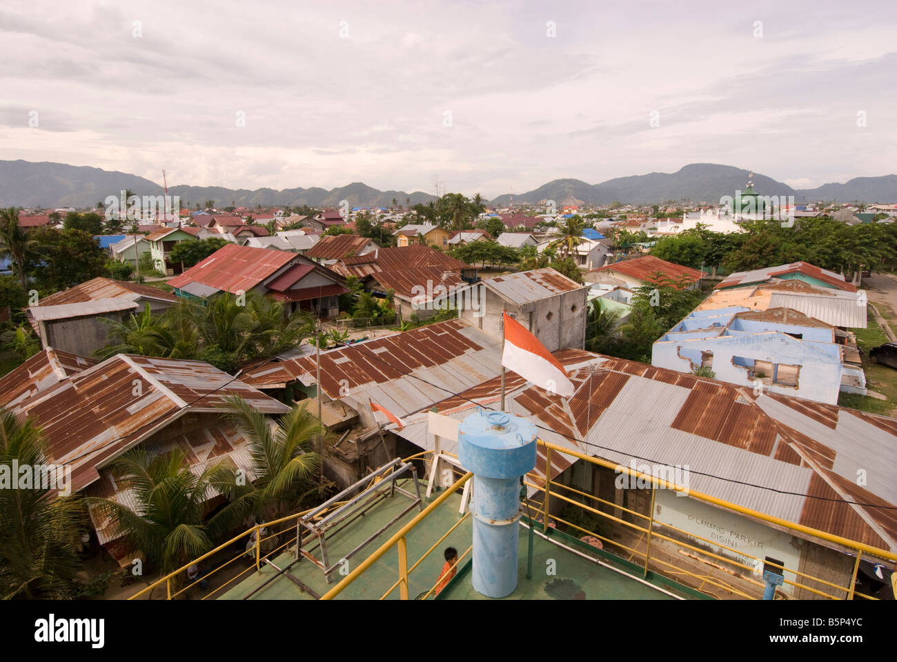 Vue sur Banda Aceh par le haut du générateur électrique à l'intérieur des terres faisant l'objet d'un navire par le tsunami. Banque D'Images