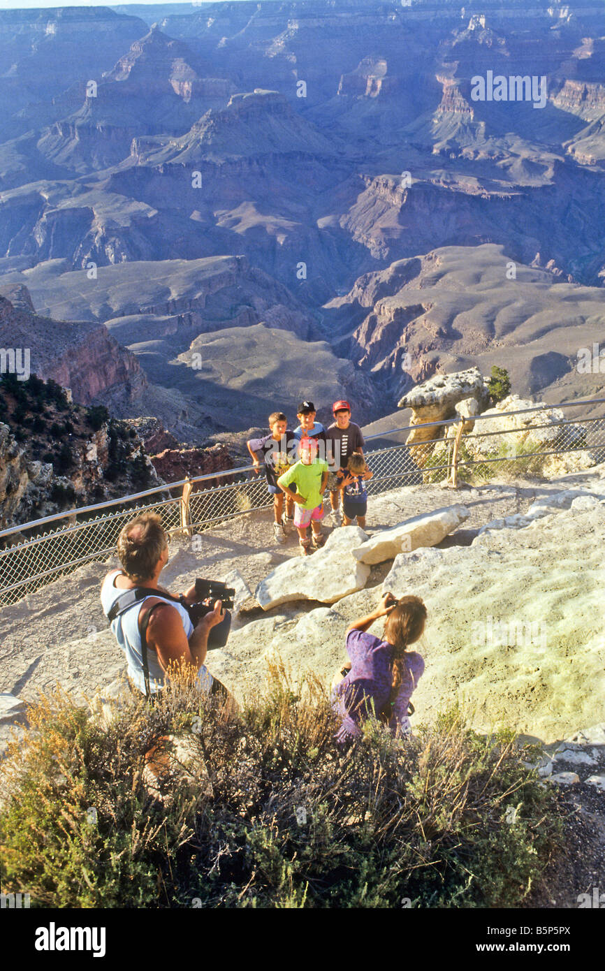 Pose pour la photo de famille chez rim du Grand Canyon, Arizona, USA Banque D'Images