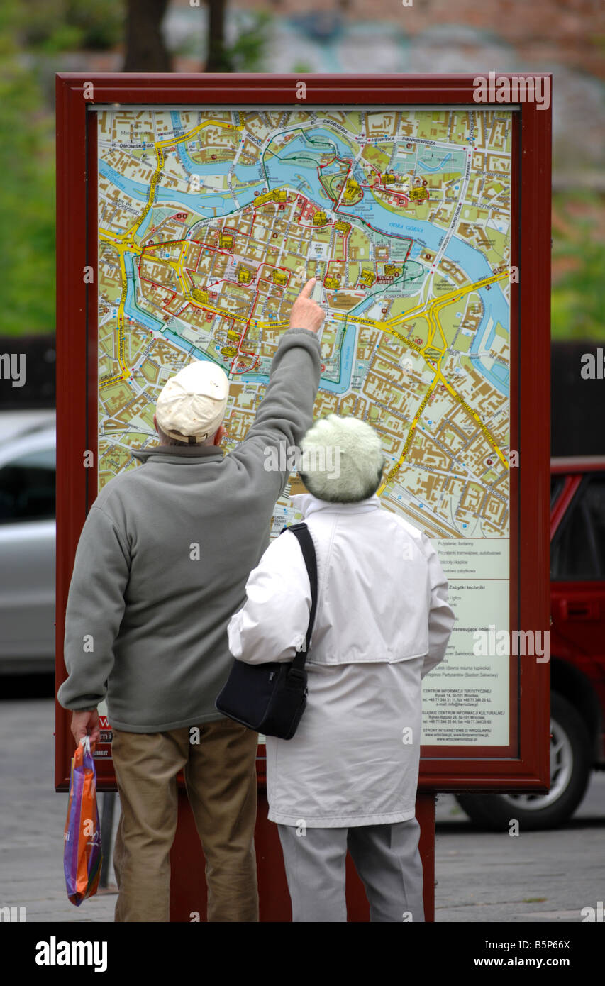 Pologne, Wroclaw, Pologne. Couple d'examiner une carte Banque D'Images