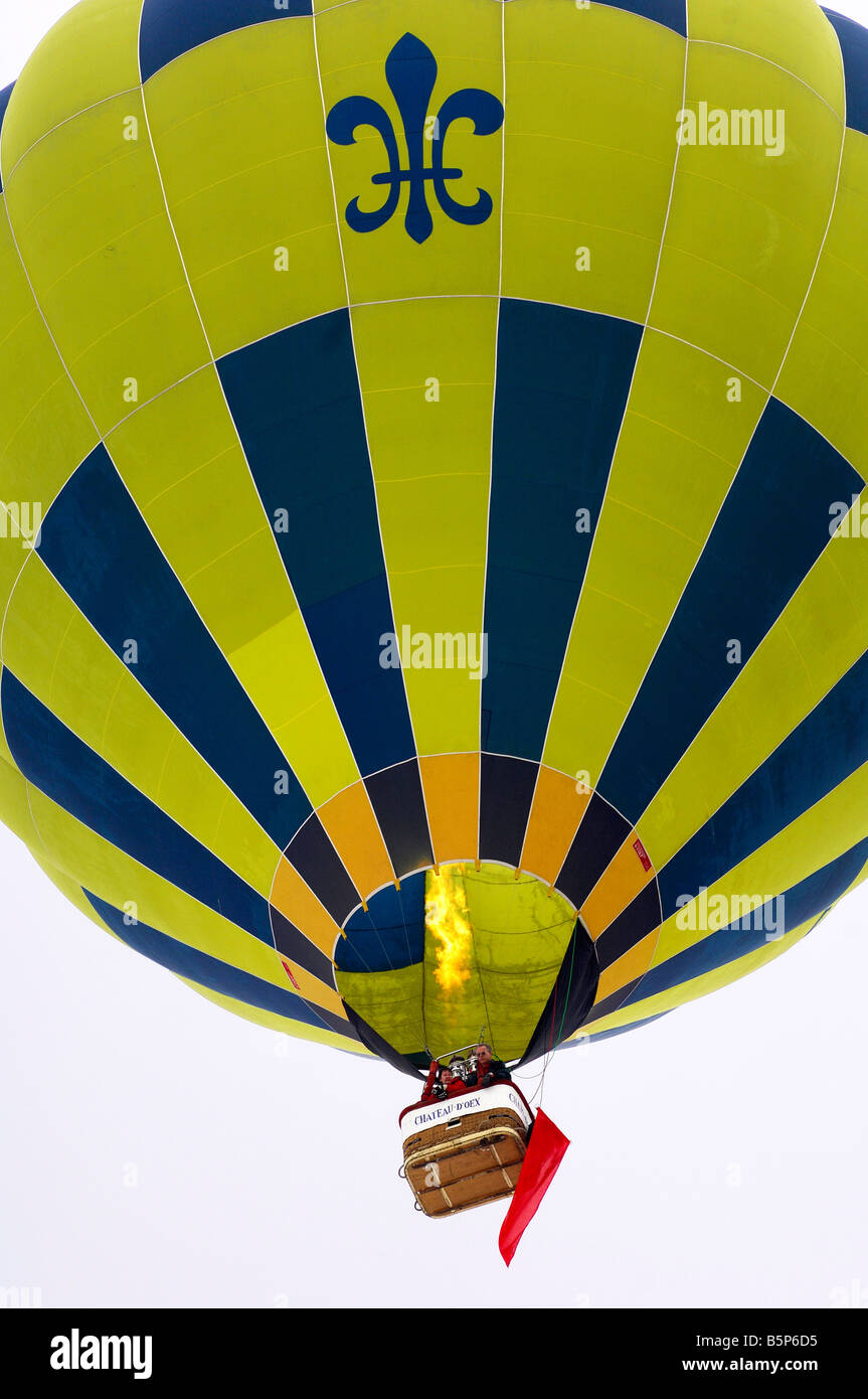 Ballon de sport Thunder Colt AX8 105 S2 avec un drapeau rouge dans un concours de chasse au renard en montgolfière, Festival international de ballon Château d Oex Suisse Banque D'Images