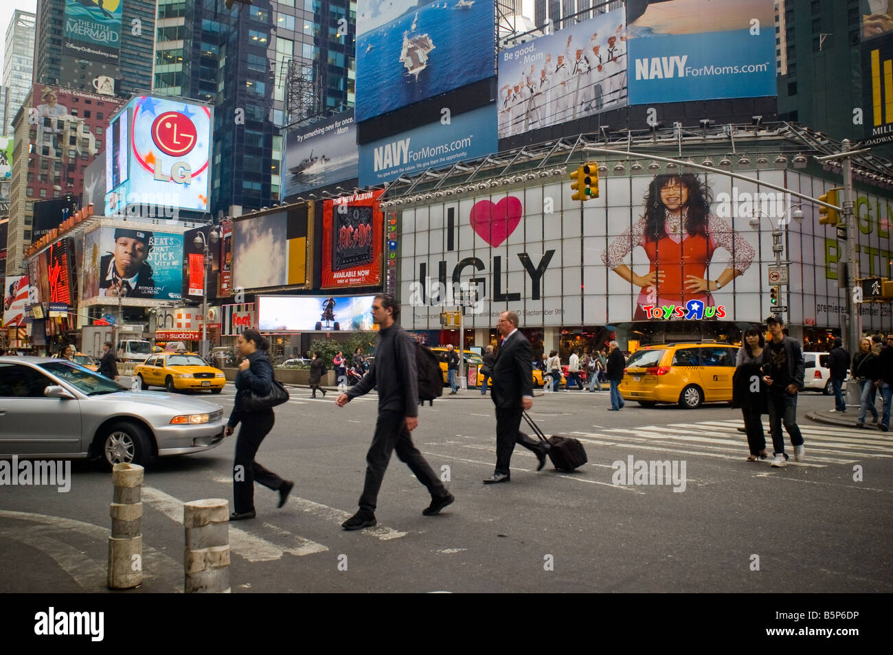 La publicité pour le programme de télévision ABC Ugly Betty s'affiche sur un panneau sur le magasin Toys R Us de Times Square Banque D'Images