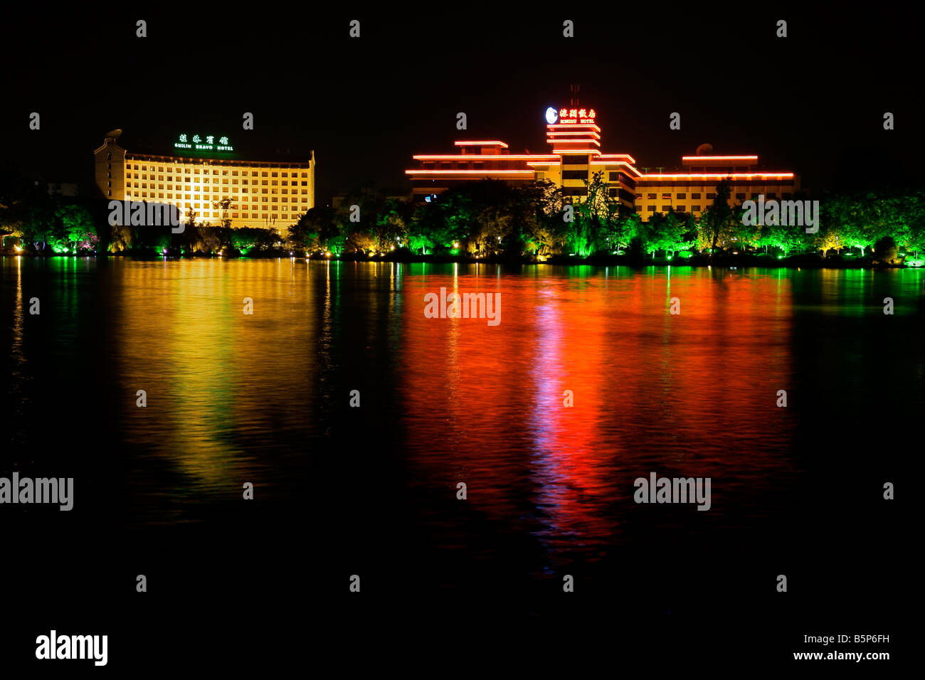 Scène de nuit de ville de Guilin la nuit avec des réflexions en rivière, région du Guangxi, Chine Banque D'Images