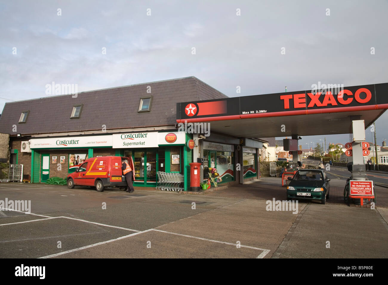 Benllech Isle of Anglesey au nord du Pays de Galles UK Novembre supermarché Village abritant un bureau de poste et avec une station essence attaché Banque D'Images