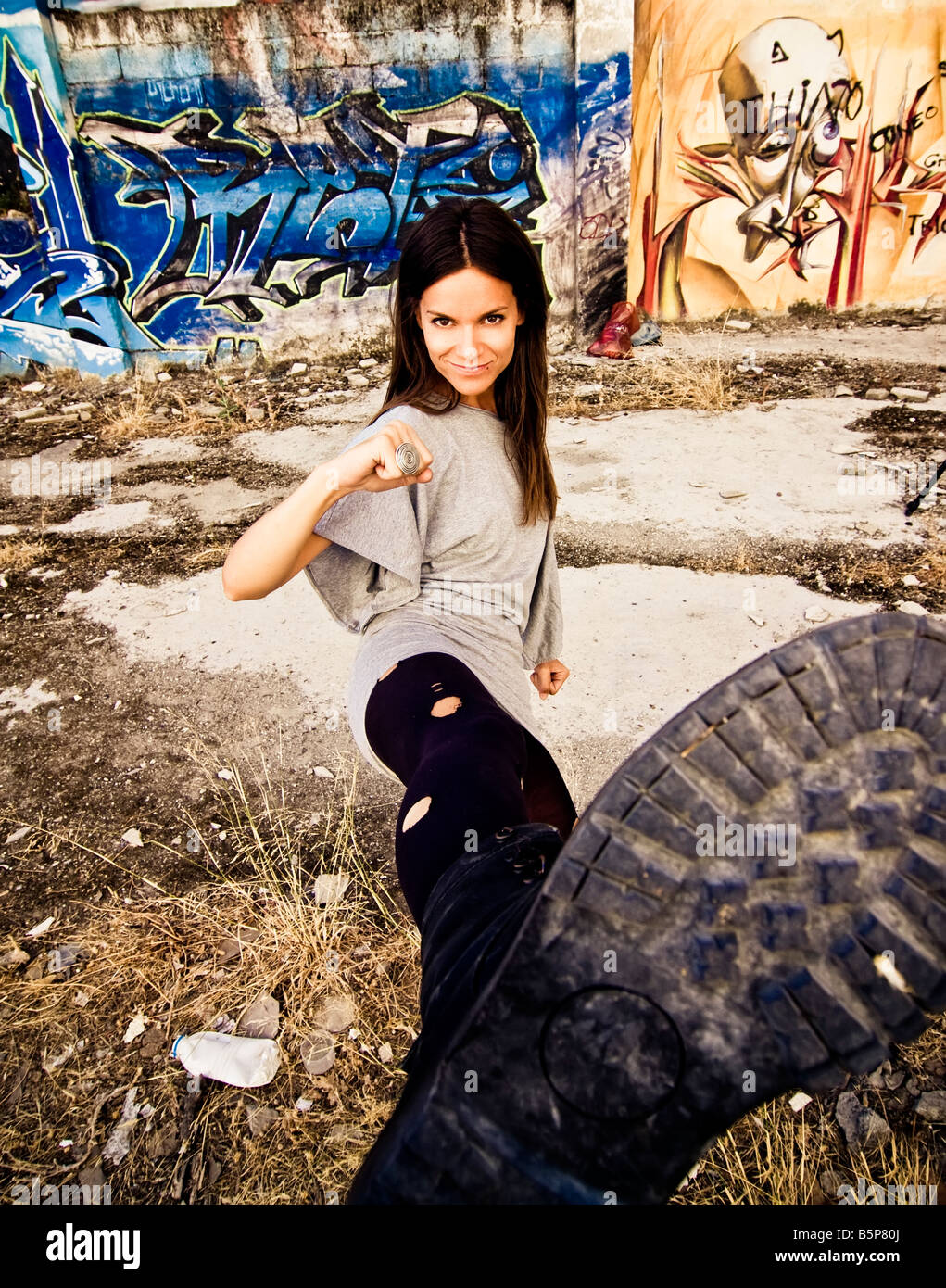 Jeune Femme Rebelle A Coups De Fond Urbain Sale Focus On Face Photo Stock Alamy Jeune Femme Rebelle A Coups De Fond Urbain Sale Focus On Face Photo Stock Alamy