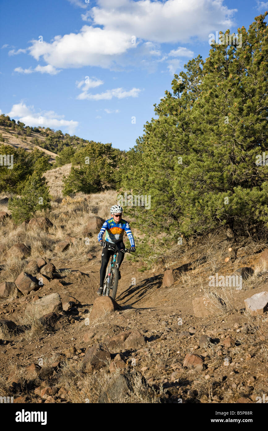 Chuck Rose, maire de Salida, vélo de montagne sur la montagne "S". Salida, Colorado, USA Banque D'Images