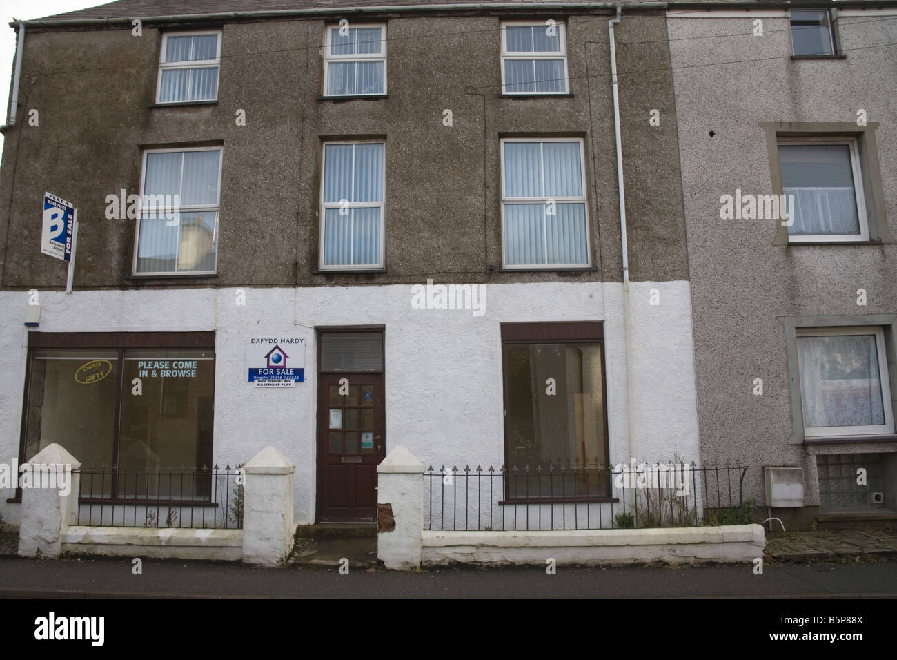 Le Nord du Pays de Galles UK locaux commerciaux et appartements à vendre à petit village de ralentissement économique résultant de la crise du crédit Banque D'Images