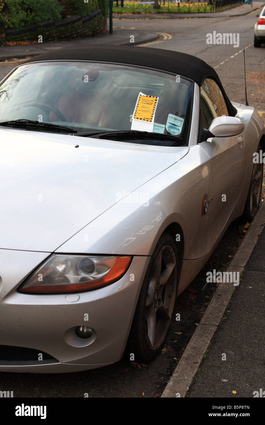 Un ticket de parking sur une BMW Z4 voiture. Banque D'Images