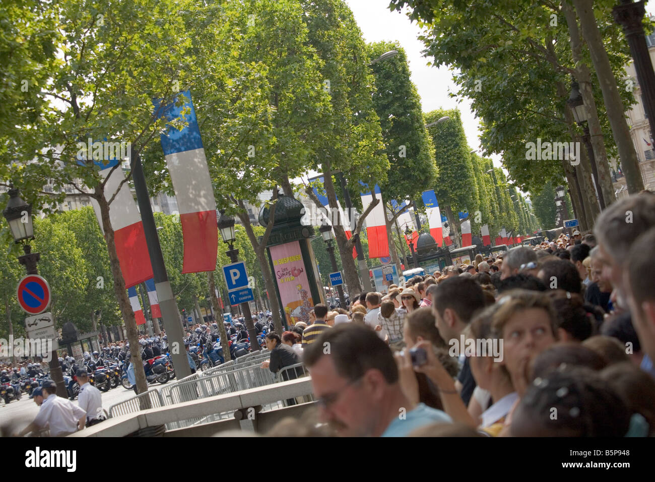 Des foules de gens à la Bastille Day Parade 2007 Paris Banque D'Images