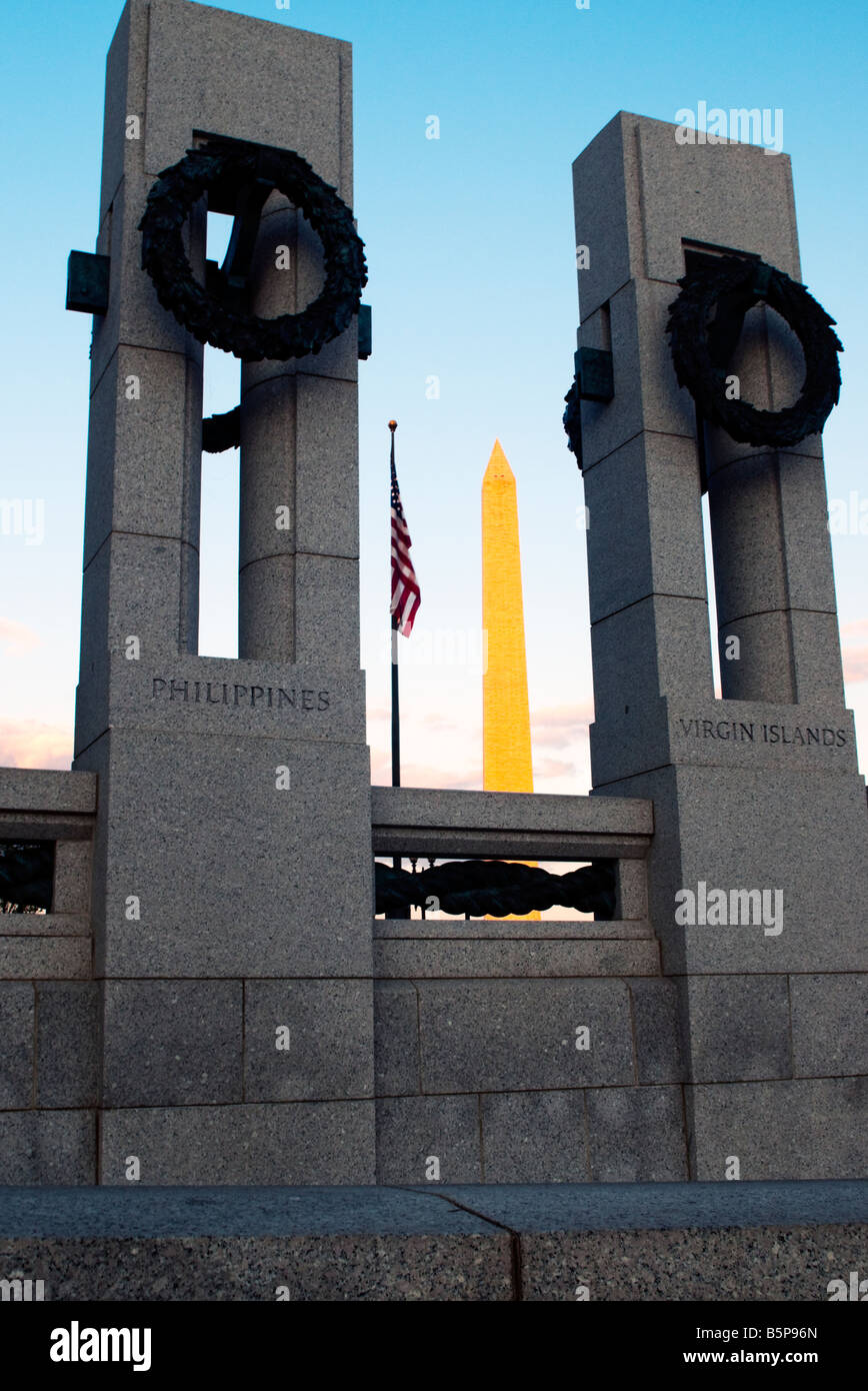 Mémorial de la seconde guerre mondiale avec le Washington Monument dans le fond, Washington DC Banque D'Images