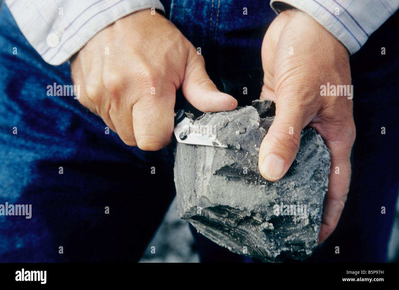 À l'aide de l'ingénieur pour tester la lame pour la pureté de la bentonite. Banque D'Images