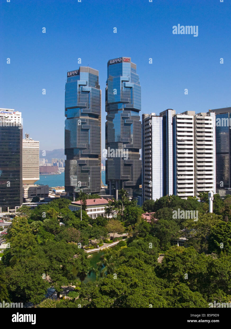 'Vue aérienne de Hong Kong Park avec le quartier d'affaires de l'Amirauté à l'arrière-plan." Banque D'Images