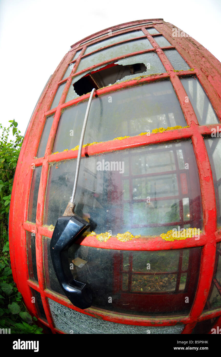 Vandalisé "phone box", téléphone rouge téléphone portable, Grande-Bretagne, Royaume-Uni Banque D'Images