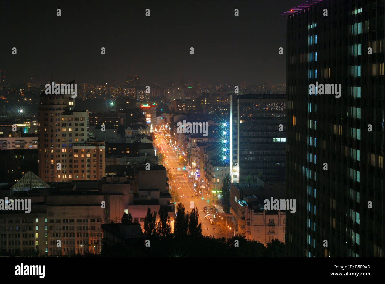 Brillamment éclairé de la rue au milieu de bâtiments avec windows, spotlit nuit paysage urbain, high angle view Banque D'Images