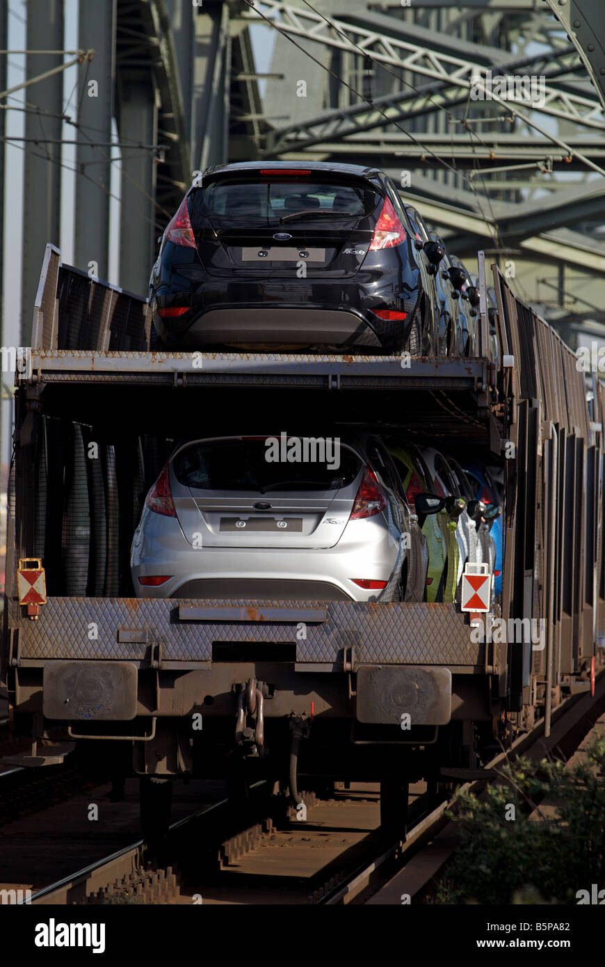 Nouvelle Ford Fiesta voitures transportées par chemin de fer sur le Rhin à partir de son usine de Cologne, en Allemagne. Banque D'Images