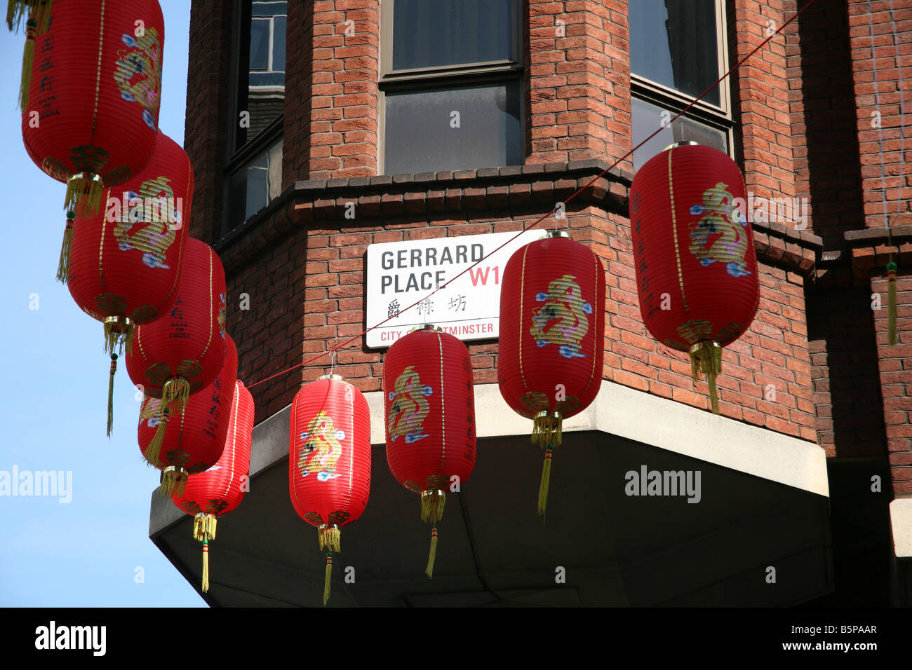 Lanternes et plaque de rue dans le quartier chinois de Londres Banque D'Images