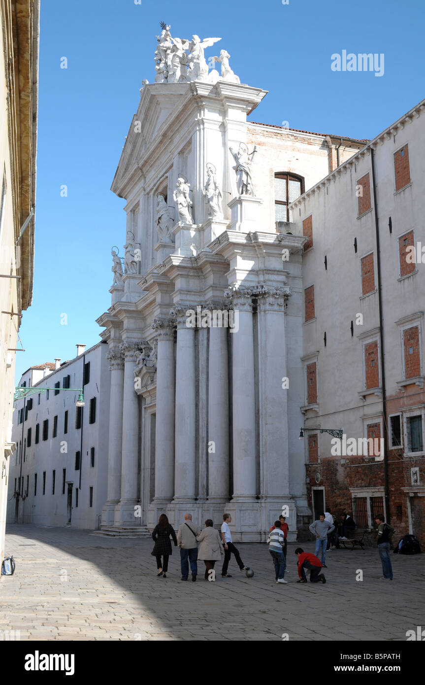 Les enfants italiens jouant au football dans le Campo dei Gesuiti, Venise du Nord, l'église est Santa Maria Assunta (Refugee). Banque D'Images