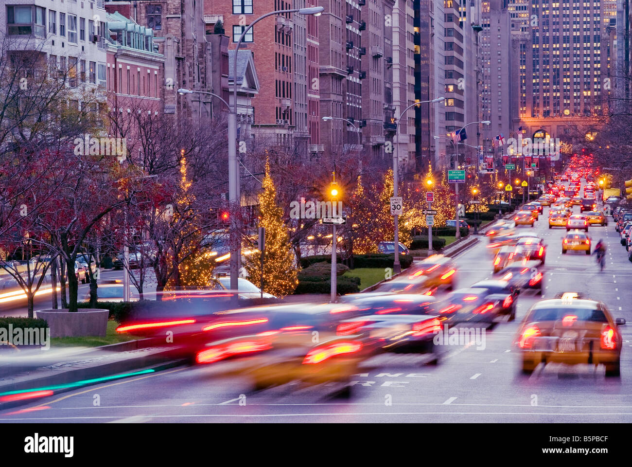 La ville de New York. "Park Avenue" à la tombée de la nuit en hiver avec les heures de pointe. Banque D'Images