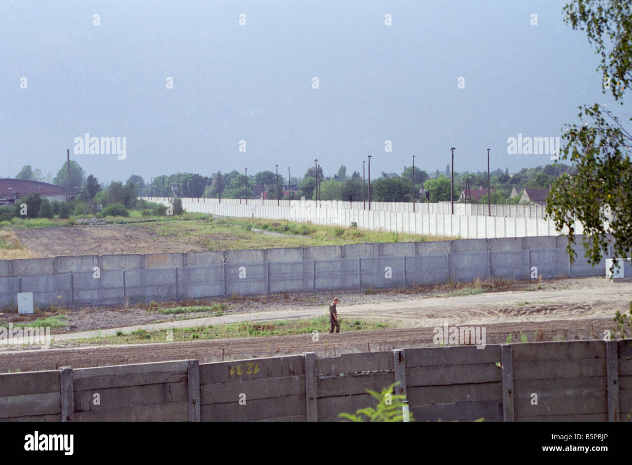 Border Patrol au mur de Berlin - Staaken, Berlin à l'été 1989. Banque D'Images