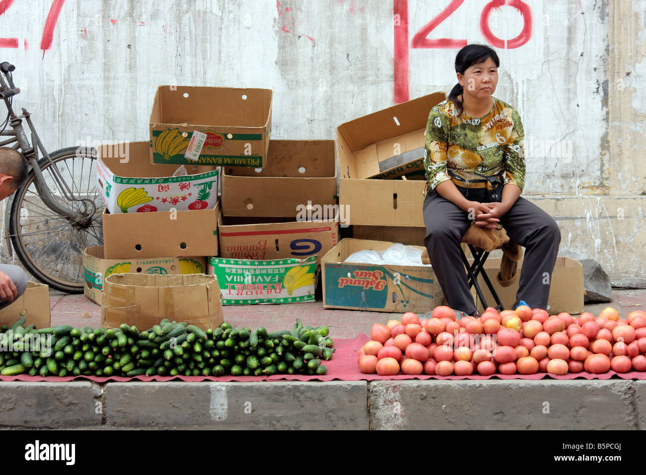 Une femme chinoise de vendre ses produits frais sur un marché de rue, HoHot, la Mongolie intérieure, le nord de la Chine Banque D'Images