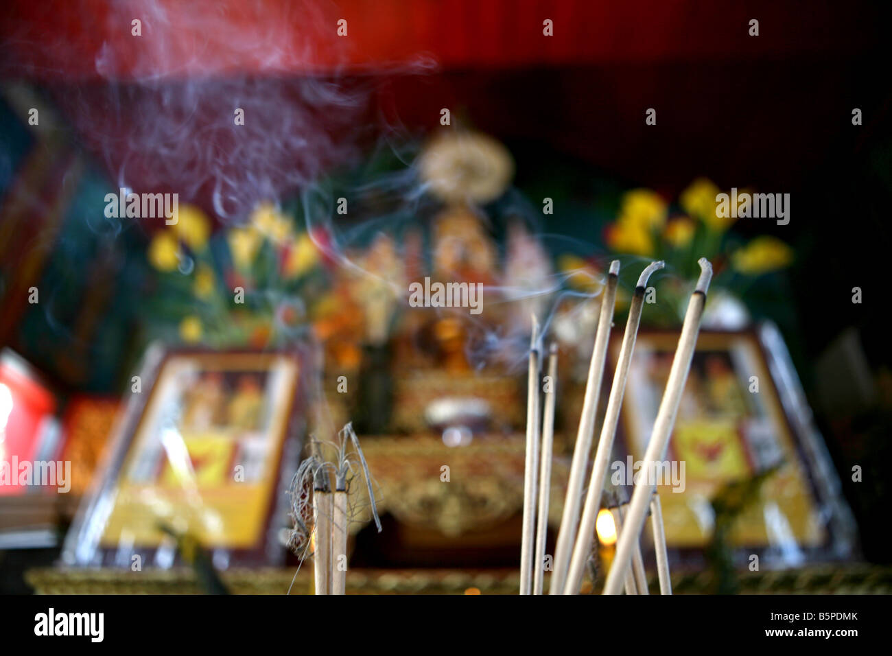 L'encens brûlant dans temple thaïlandais Thaïlande Banque D'Images
