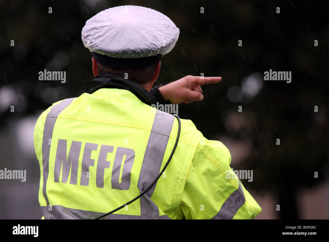 Un pompier de MFFD Menomonee Falls Fire Department directions pointant sous la pluie au Wisconsin Banque D'Images