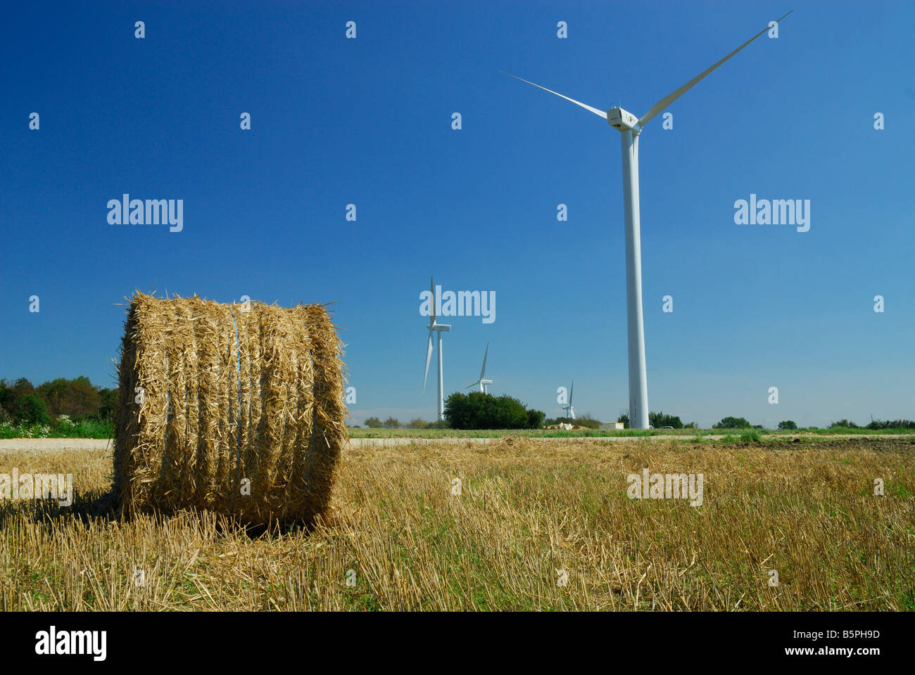 Éolienne dans une prairie de la récolte avec des balles de foin, région Lorraine, France Banque D'Images