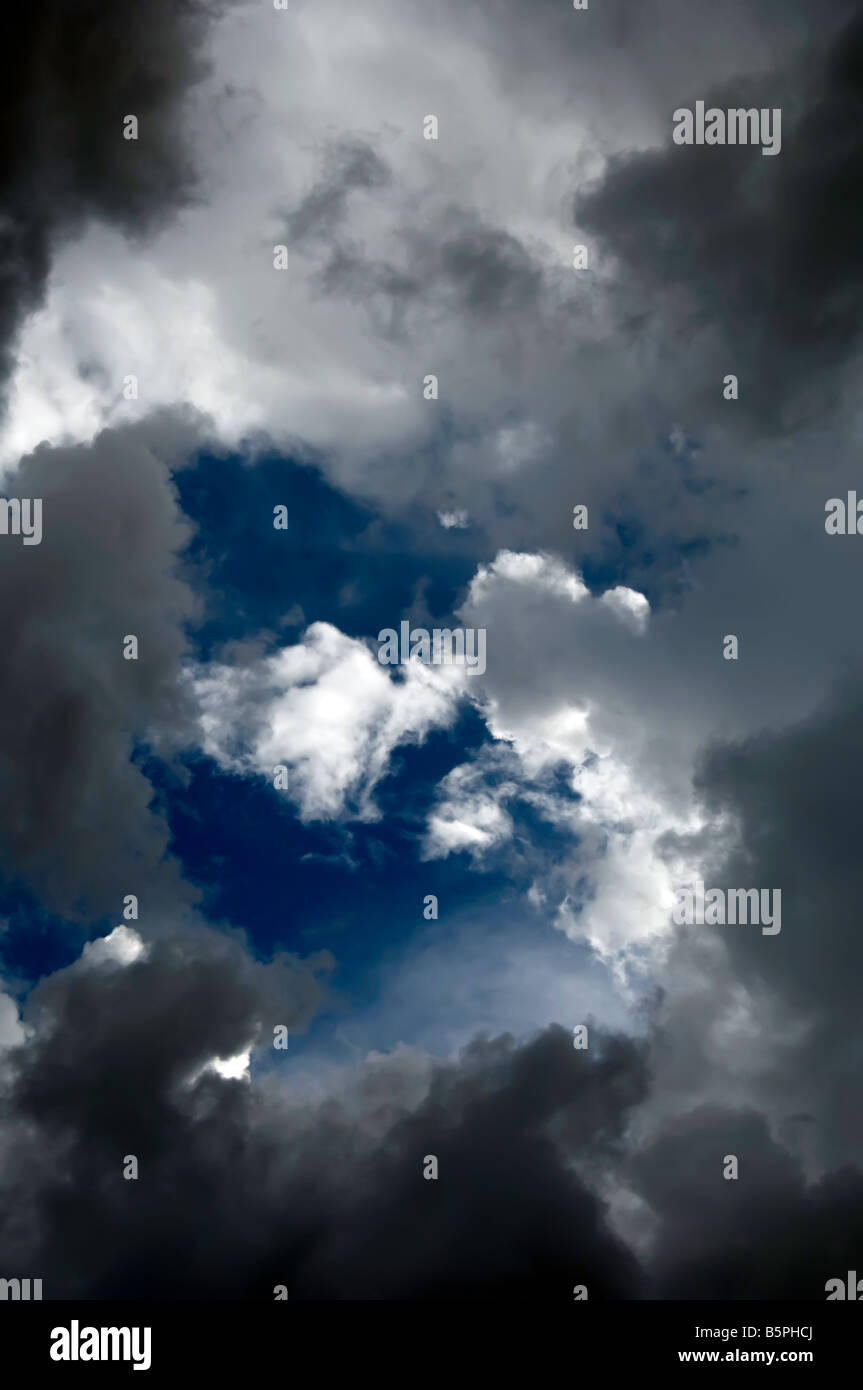 Les nuages de tempête en clôture Banque D'Images