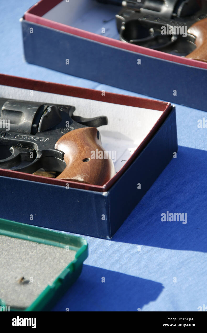 Pistolets revolvers fusils sur tableau bleu Banque D'Images