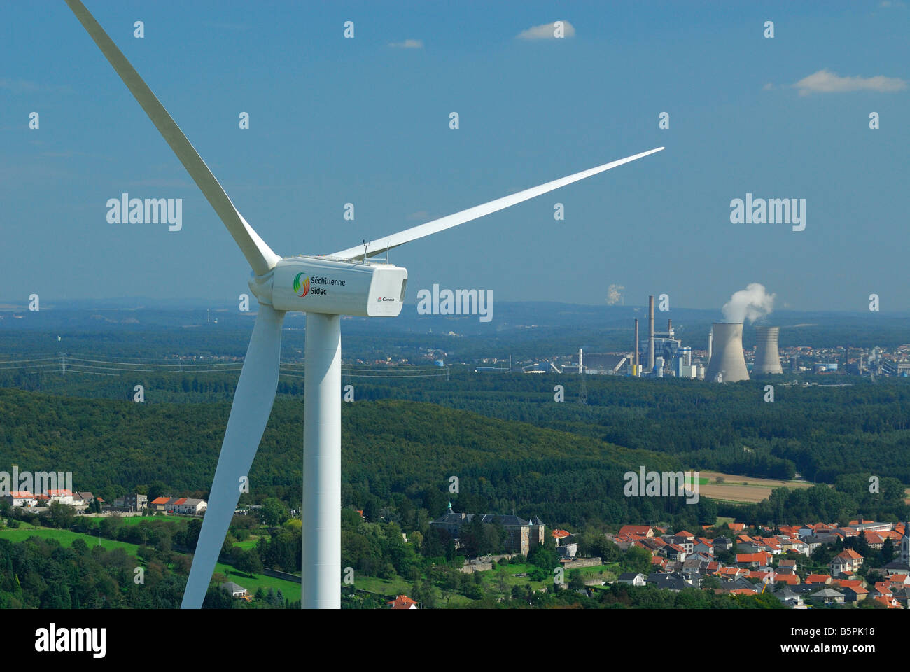 Vue aérienne d'un alternateur et de l'hélice d'une éolienne avec arrière-plan sur l'électricité au charbon et French Village Banque D'Images