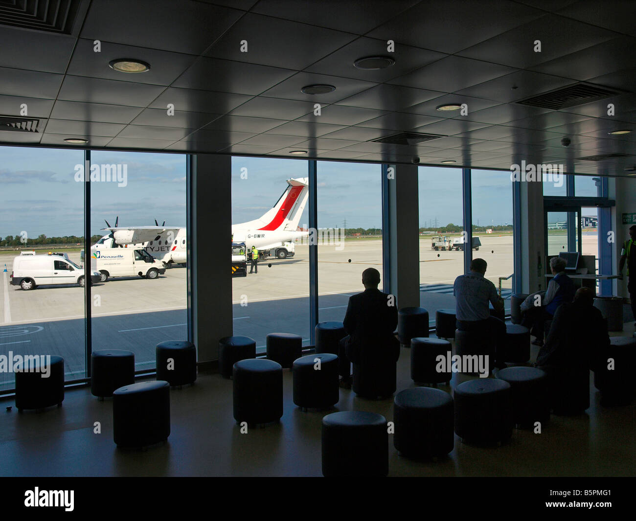 Les personnes attendant de monter à bord de leur avion à l'aéroport de London City UK Banque D'Images