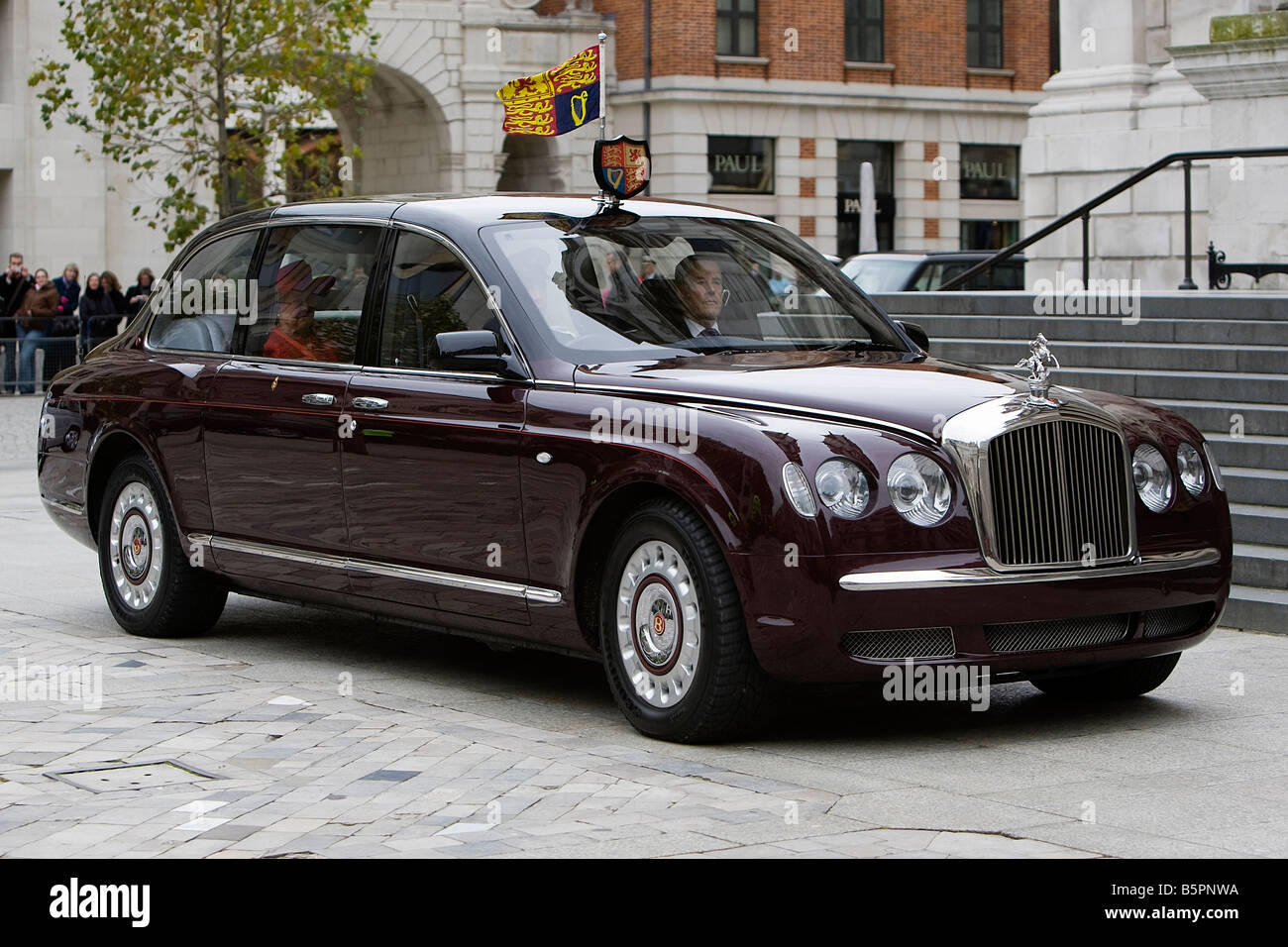 La reine Elizabeth II d'Angleterre, construite sur mesure à l'épreuve des bombes Bentley arrivant à la Cathédrale St Paul à Londres Banque D'Images