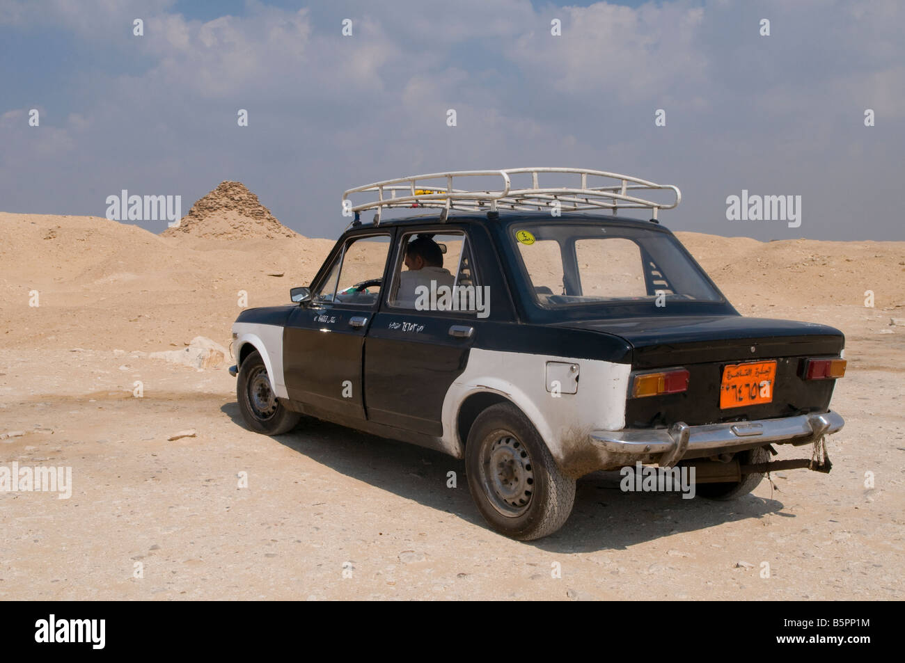 Un typique russe Lada 1300 voiture de taxi en Saqara Egypte Banque D'Images