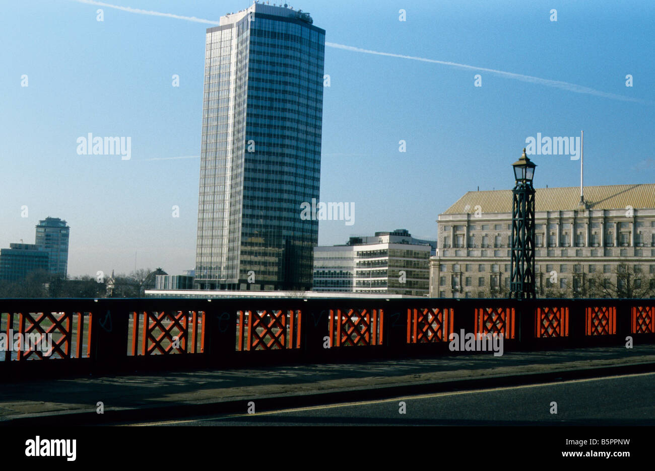 Millbank Tower, bâtiment autrefois Vickers, Millbank, London SW1, vu du pont de Lambeth, Nobel House à droite.. Banque D'Images