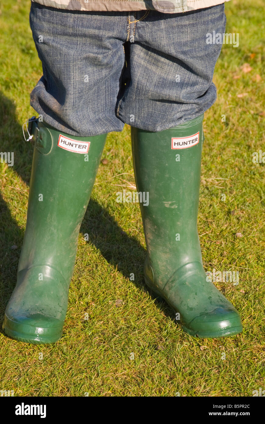 Childrens Child wearing green Hunter bottes wellington de haute qualité (wellies) Banque D'Images