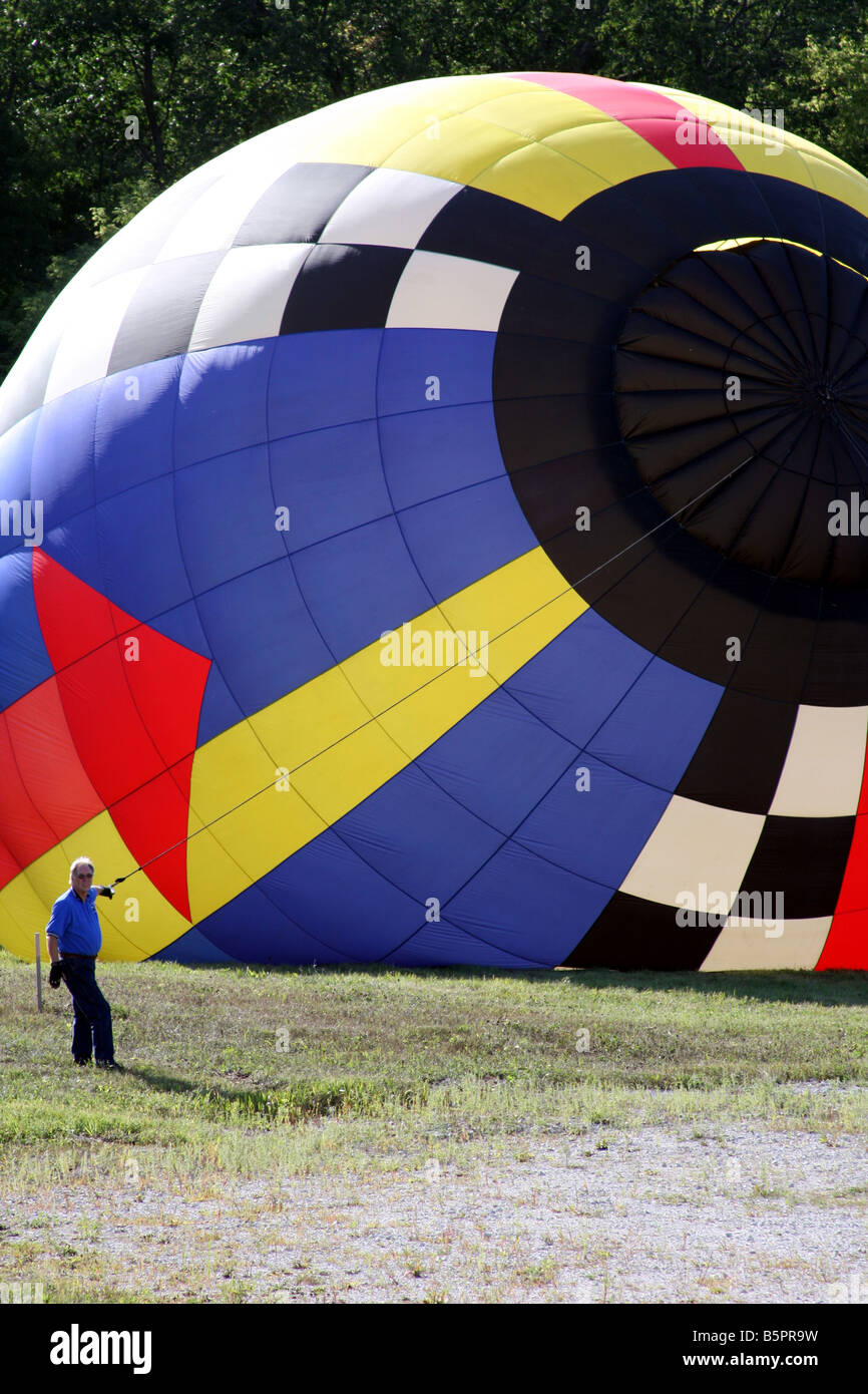 Une montgolfière s'élever avec l'air chaud et d'être dirigé par un homme de la sécurité Banque D'Images