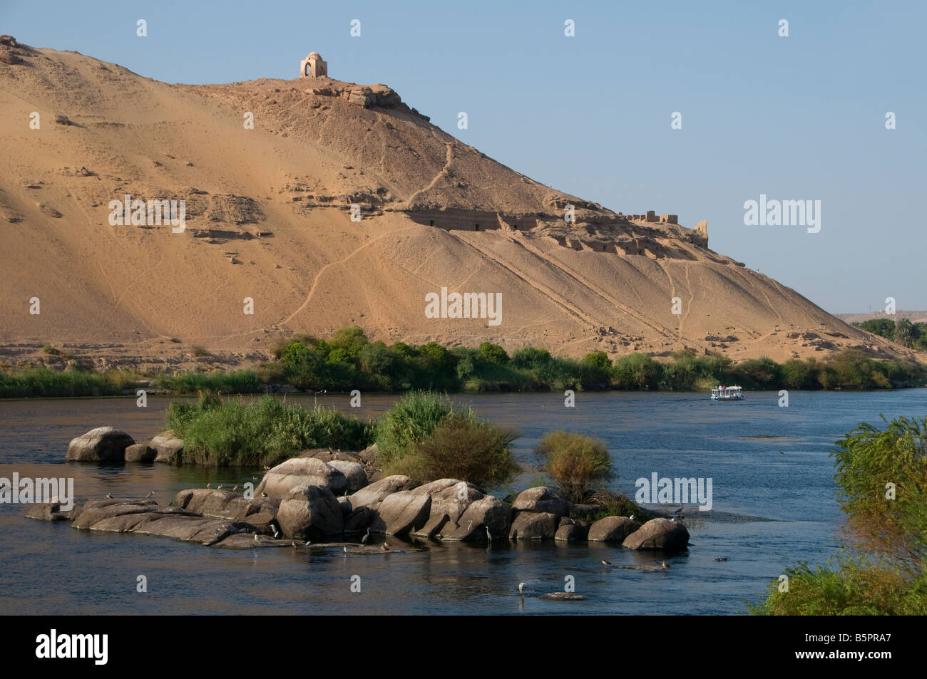 Le mausolée de l'Aga Khan III, Sir Sultan Muhammad Shah, qui mourut en 1957 construit de calcaire rose vu depuis le Nil à Assouan Egypte du Sud Banque D'Images