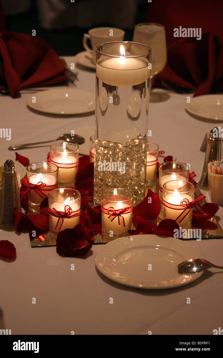 Brûler des bougies et une bougie flottante en tant que pièce maîtresse  d'une réception de mariage table à manger Photo Stock - Alamy