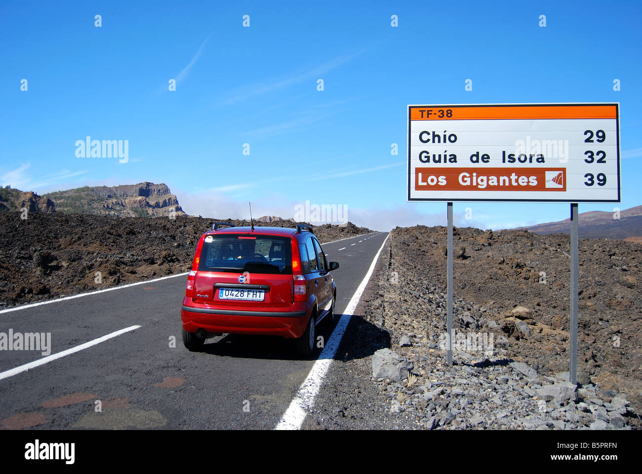 Route à travers des champs de lave, Parque Nacional del Teide, Tenerife, Canaries, Espagne Banque D'Images