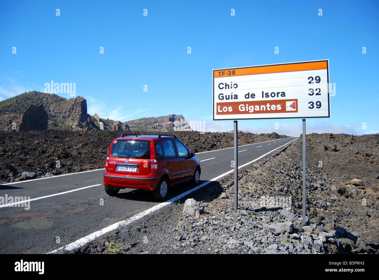 Route à travers des champs de lave, Parque Nacional del Teide, Tenerife, Canaries, Espagne Banque D'Images