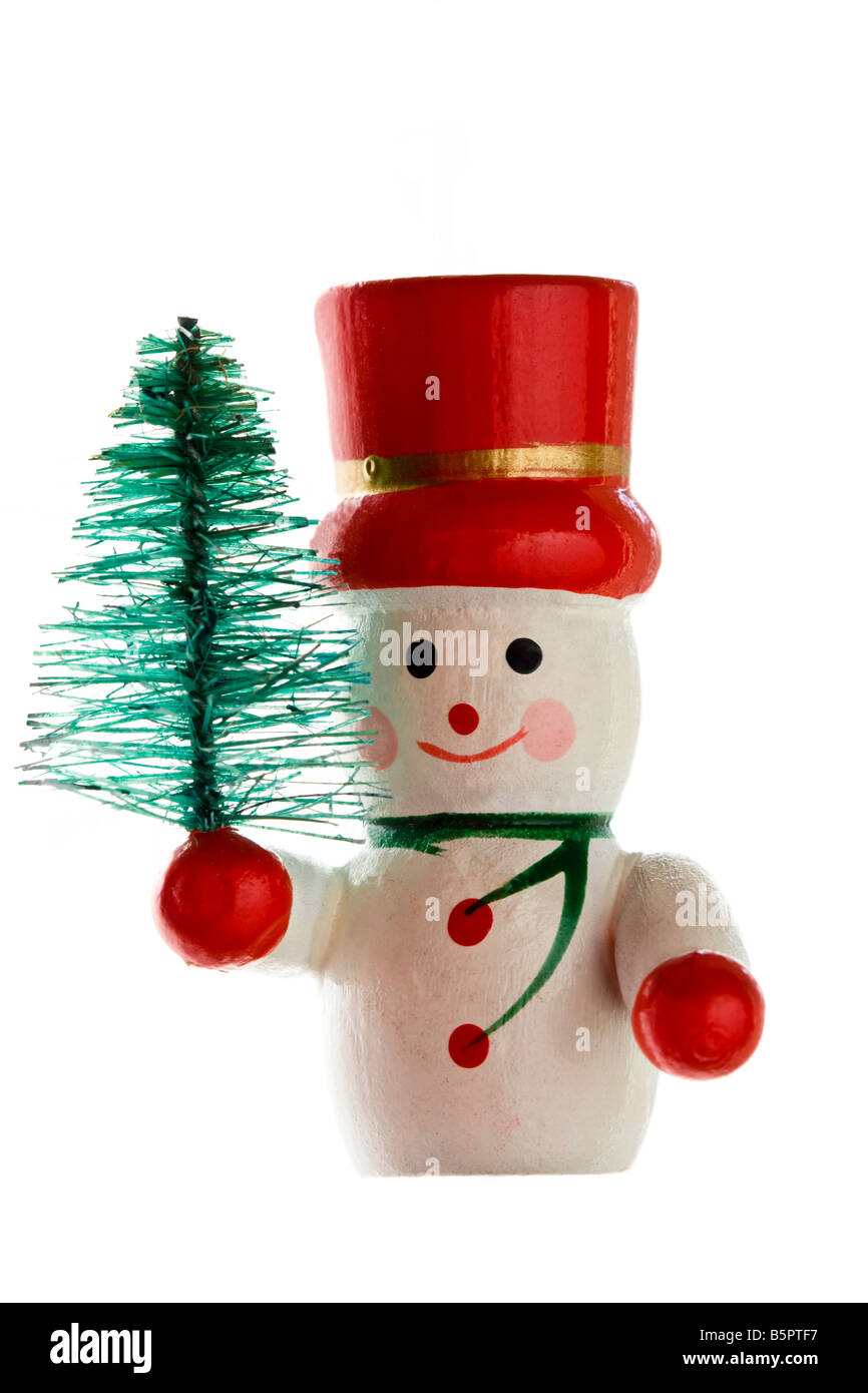 Modèle d'un Bonhomme tenant un arbre de Noël sur fond blanc Banque D'Images