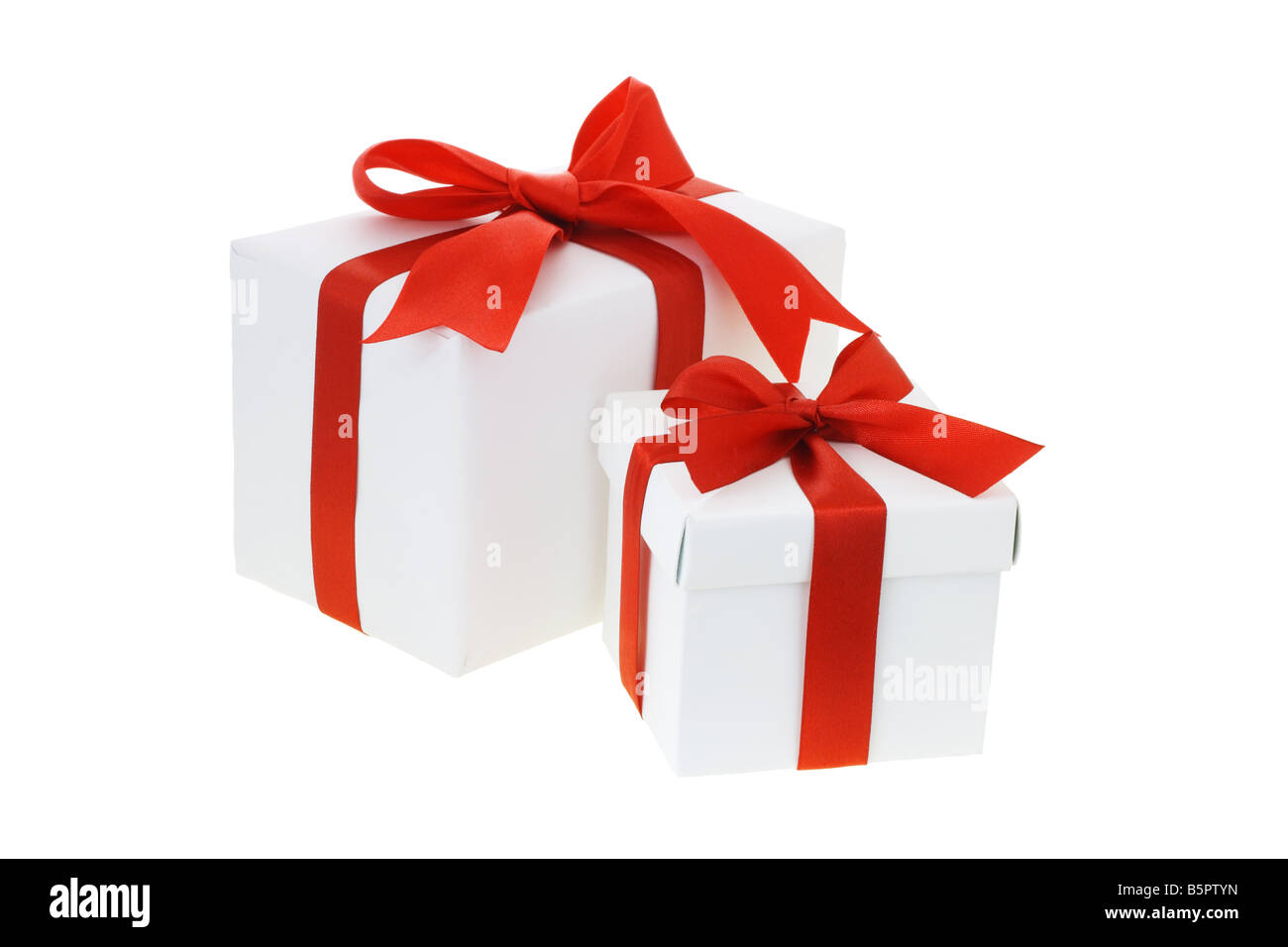 Deux boîtes cadeau avec rubans arc rouge sur fond blanc Banque D'Images