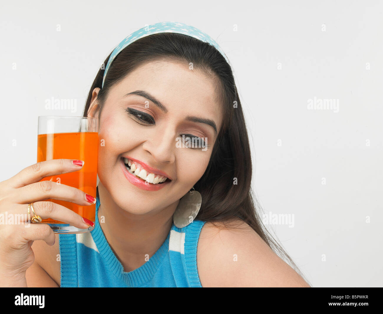 Asain femme drinking orange juice Banque D'Images