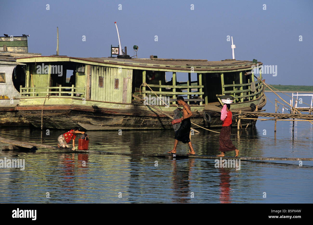 Péniches et bateaux cargo amarré sur les rives de la rivière Irrawaddy à Bagan, Birmanie ou Myanmar Banque D'Images