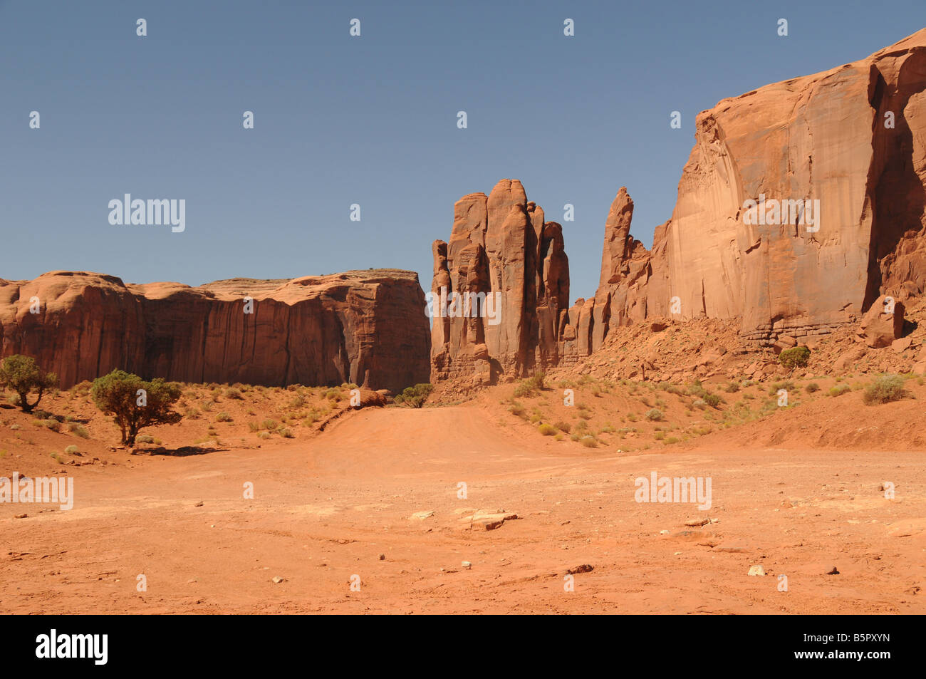 Un chemin de terre mène à travers le paysage distinct de Monument Valley, Arizona, USA. Banque D'Images