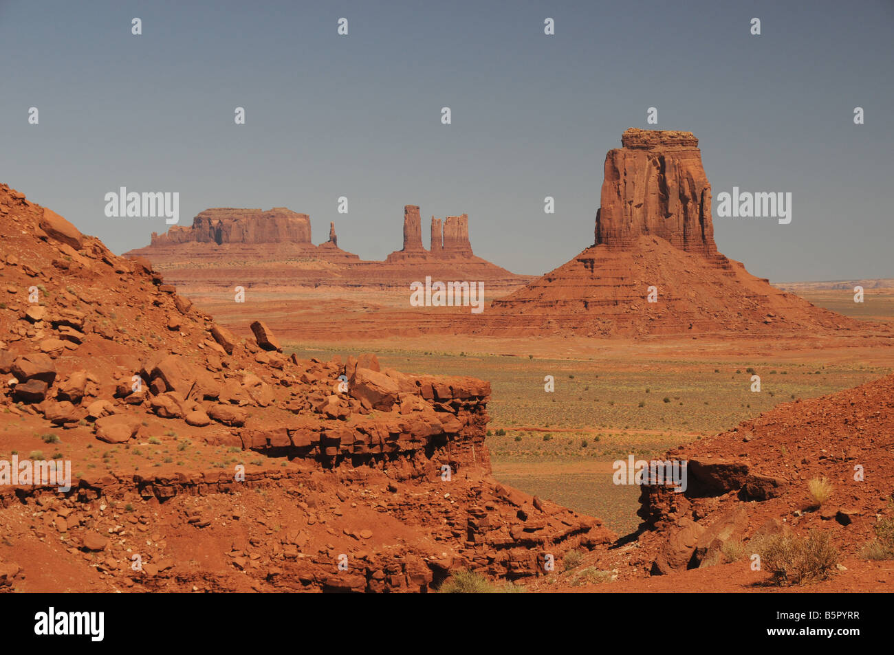 Un chemin de terre mène à travers le paysage distinct de Monument Valley, Arizona, USA. Banque D'Images