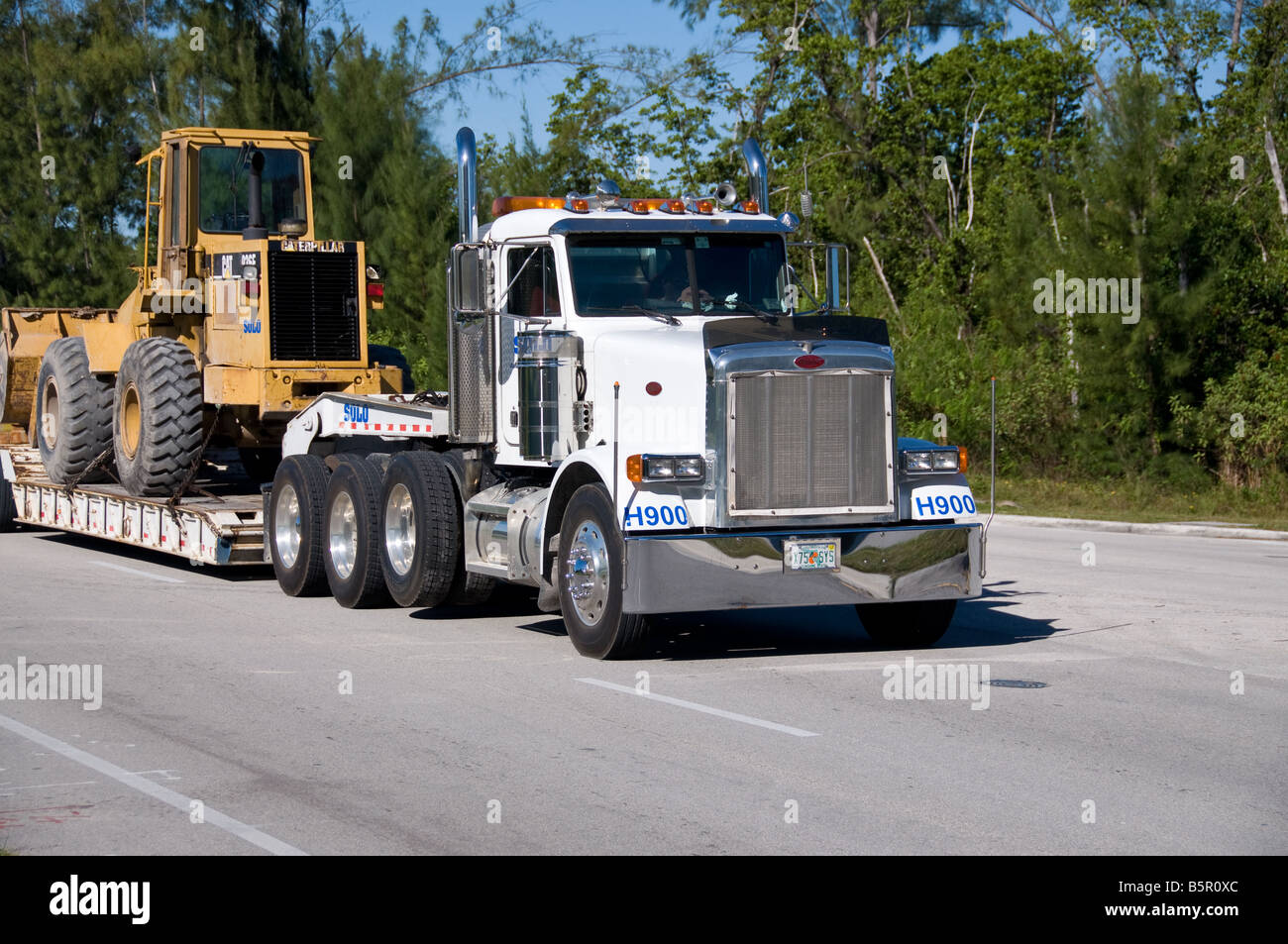 Déménagement camion excavateur au site de construction Banque D'Images