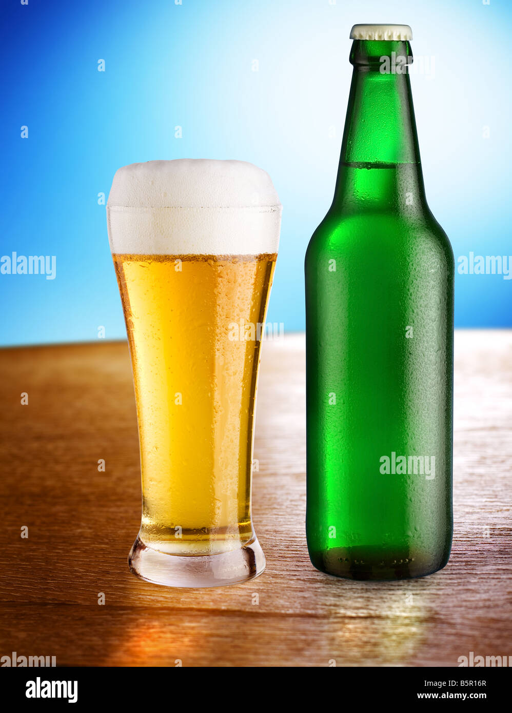 Bouteille en verre avec de la bière et se tenir sur une table sur un fond  bleu Photo Stock - Alamy