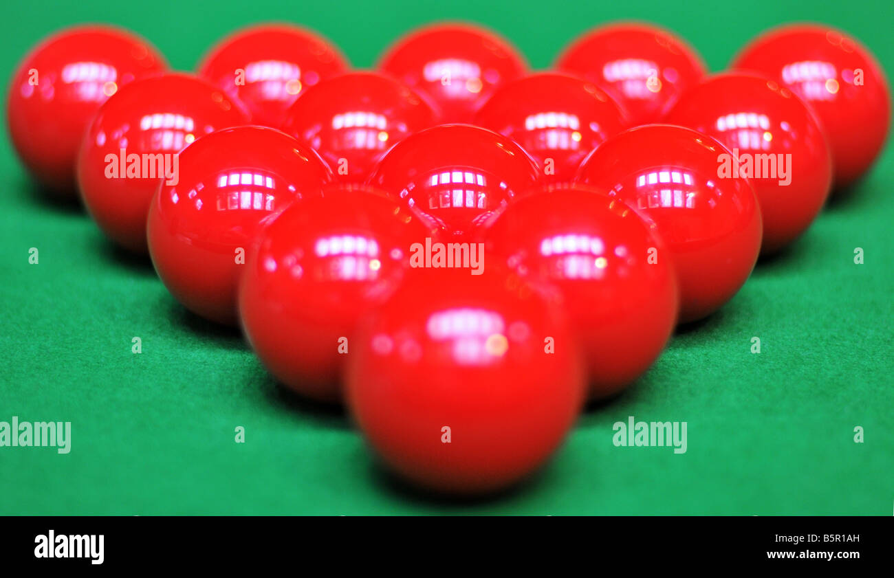 Un triangle parfaitement ravagée de snooker, boules de billard rouge, en  raison de la lucarne sur le feutre vert de la table de billard Photo Stock  - Alamy